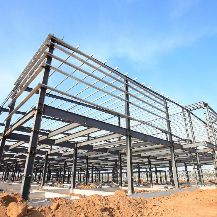 Estructura metálica en fase de montaje para nave industrial